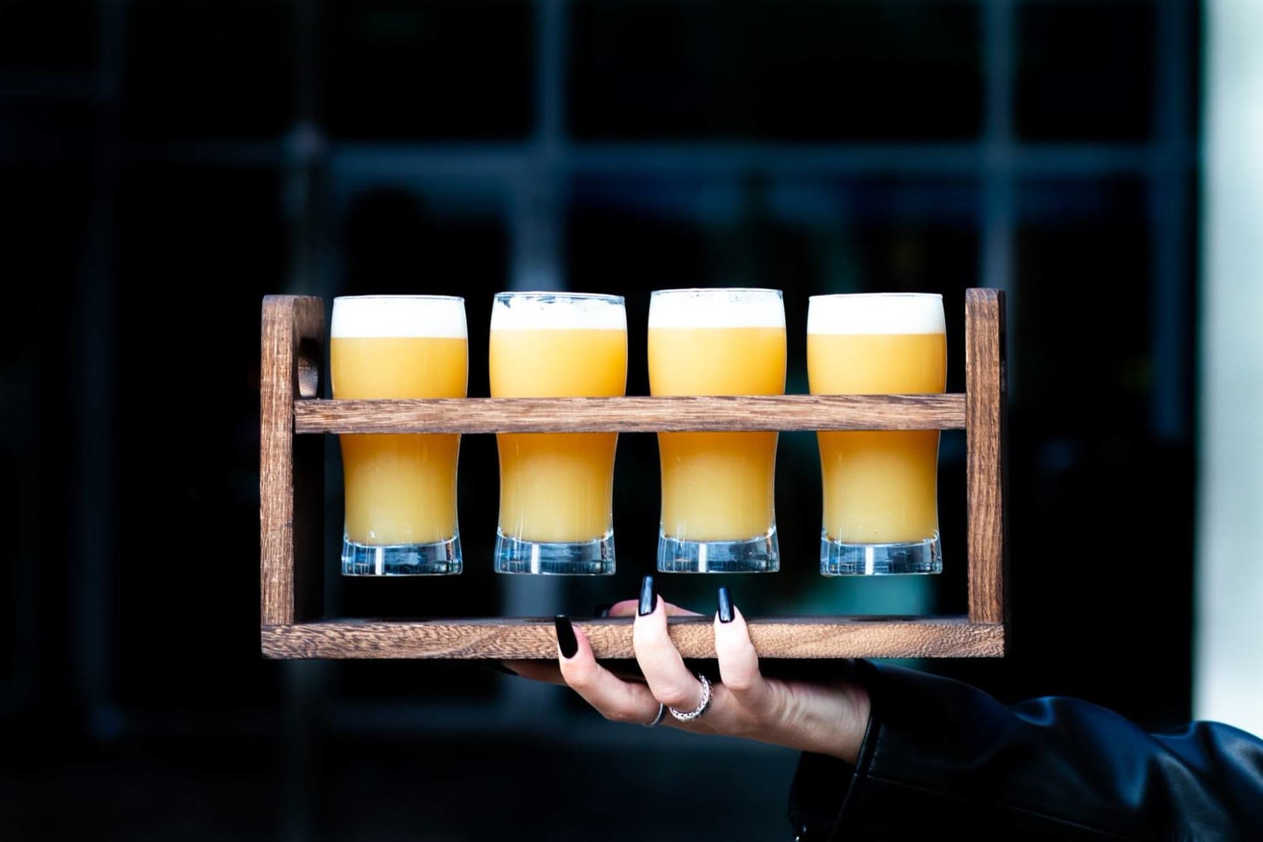 Een beerflight: vier glazen van 15 cl in een houten rekje
