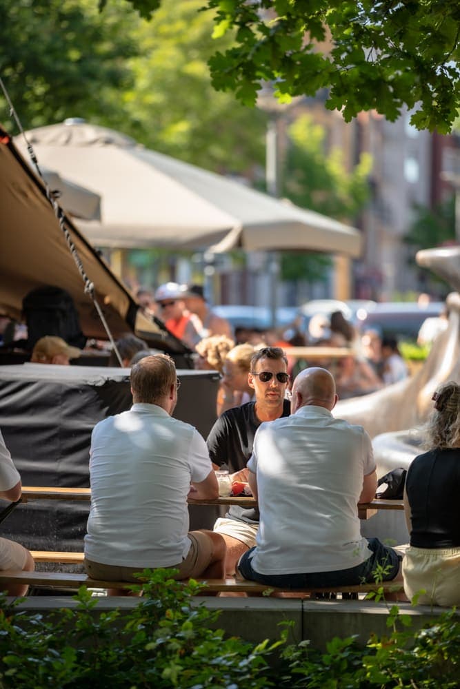 Volle biertafels onder de parasols op Taphorst '26