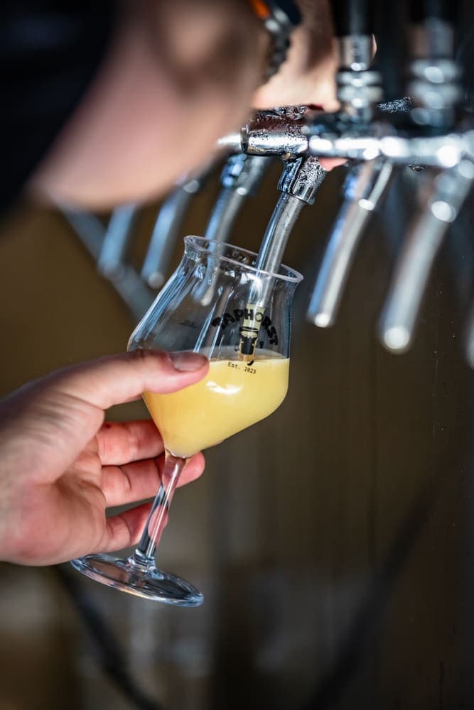 Een glas speciaalbier wordt getapt aan de tapwand