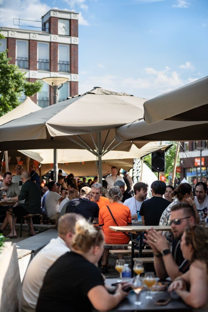 Volle terrassen onder de parasols op Taphorst '26